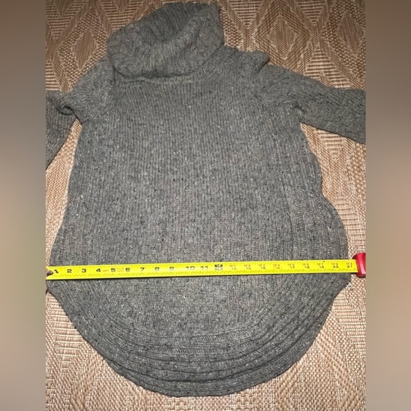 Cynthia Rowley Women's Wool Blend Cowl
Neck Sweater w/ Side Zipper, Size L,Great - Picture 6 of 10